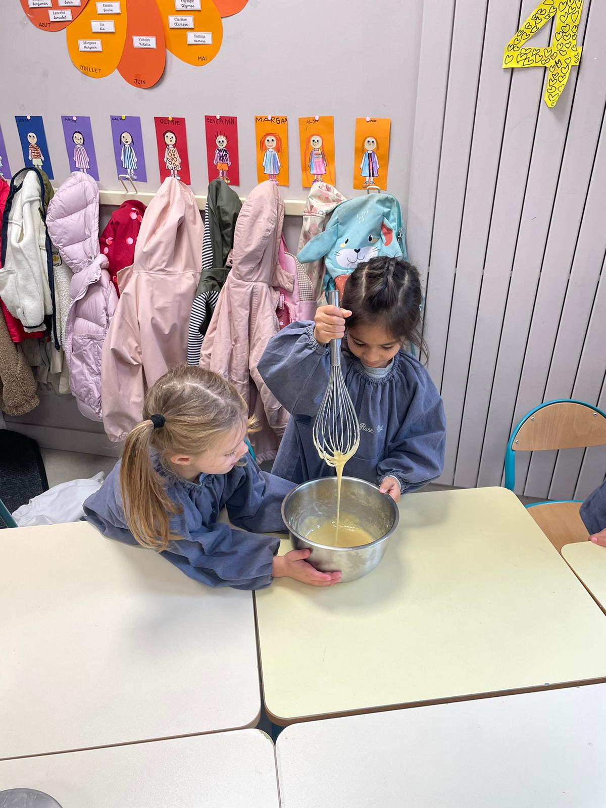Confection d’un bon gâteau d’anniversaire en classe de Grande Section. 