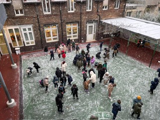 Notre école sous la neige 